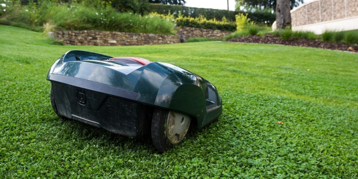 Robotic Lawn Mower – Battery Mower – Lawn Mower Robot Cutting the Grass Robotic Lawn Mower - Battery Mower - Lawn Mower Robot Cutting the Grass